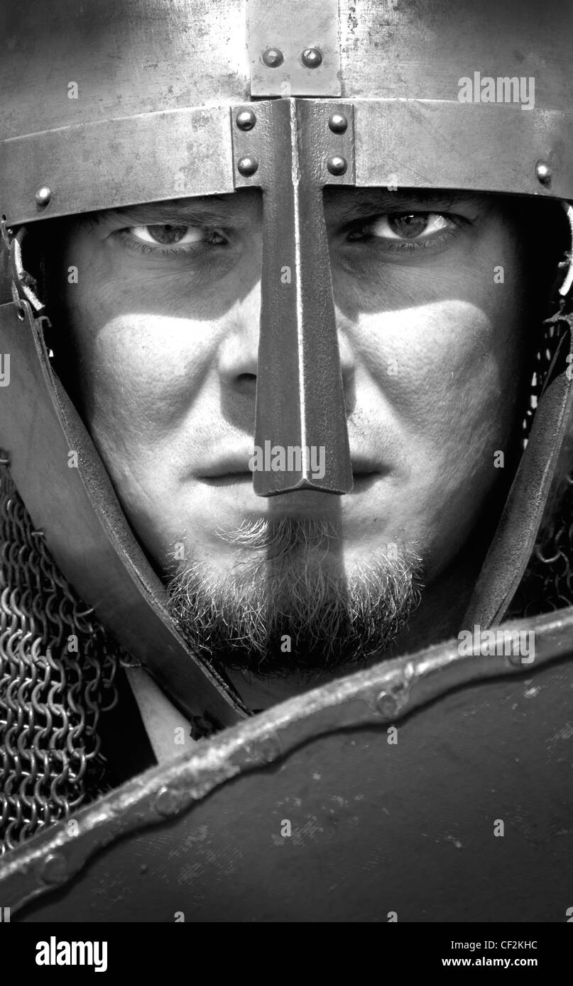 Un uomo vestito come un guerriero vichingo al Lindisfarne. Il Vichingo raid su Lindisfarne Priory in ANNUNCIO 793 è stato il primo registrato Viking Foto Stock