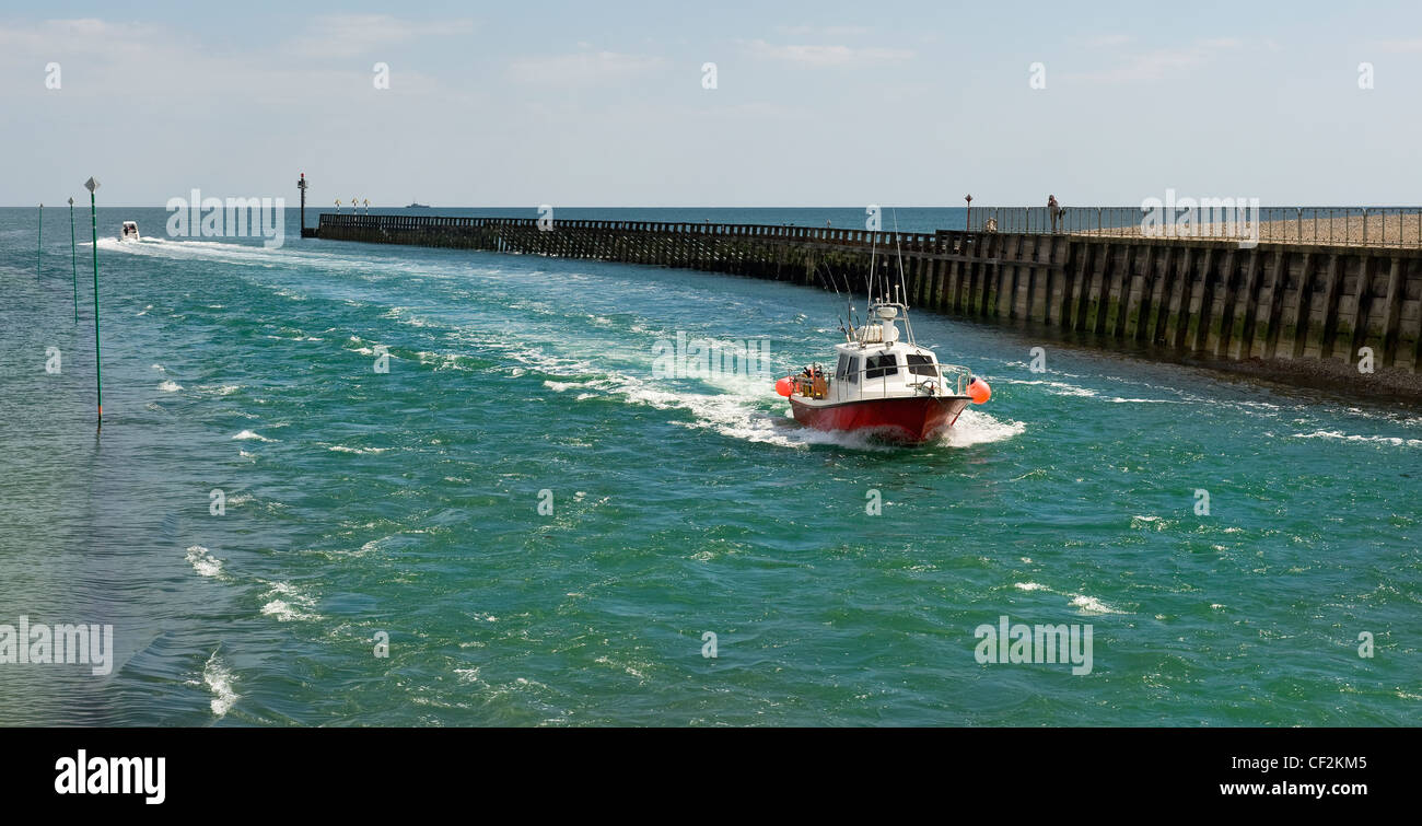 Barche di entrare e uscire da Piombino Porto. Foto Stock