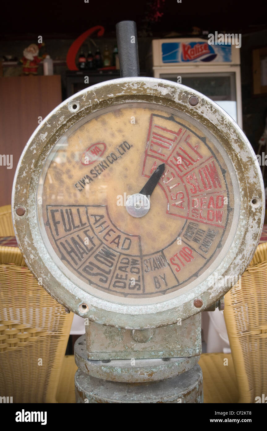 Full Steam Ahead dam i siluri ordine motore telegraph chadburn bridge al motore di comando della camera comandi ordini ordine managemen Foto Stock