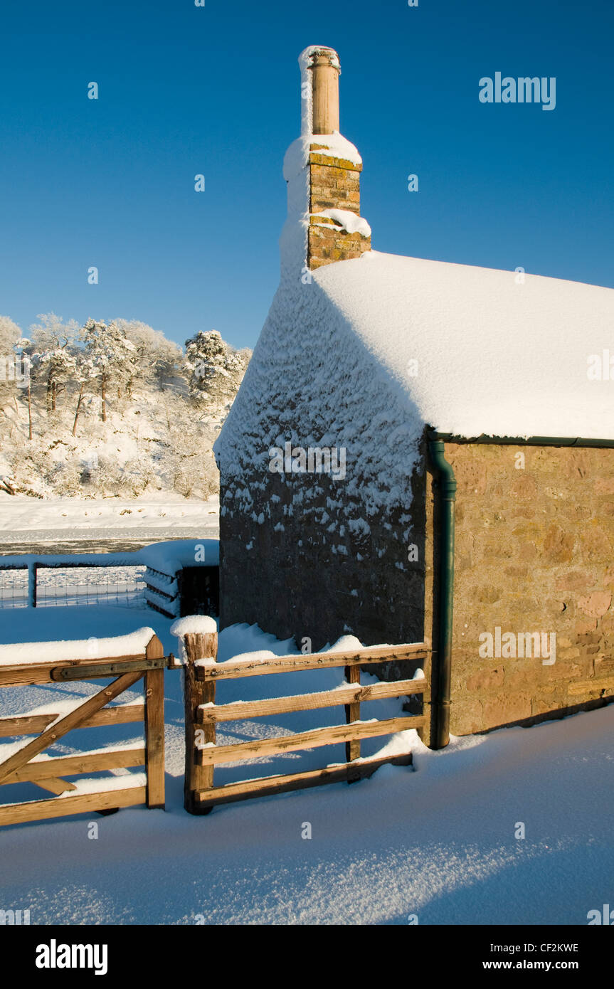 Il frontone di sabbie Shiel sul fiume Tweed coperto da una nevicata invernale. Foto Stock