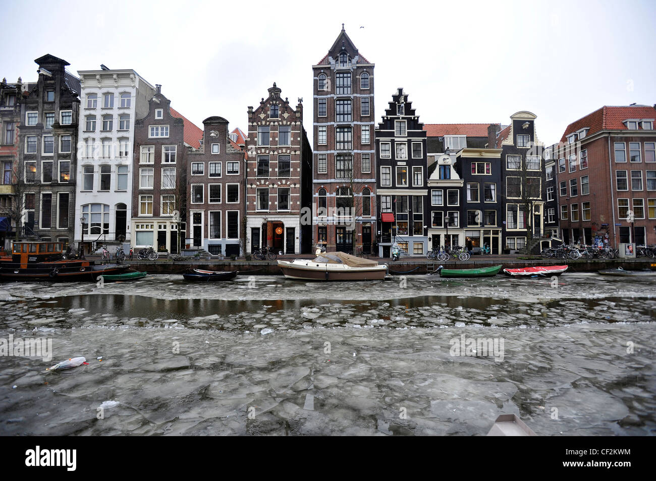Tipici edifici di Amsterdam si affaccia su un canale congelati in Amsterdam, Paesi Bassi. Foto Stock