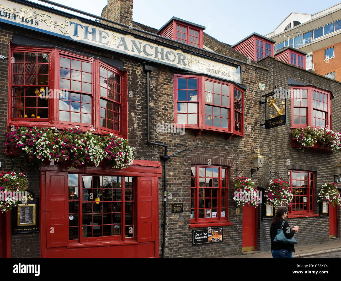 L'esterno dell'Anchor Pub sulla riva sud del fiume Tamigi. Il pub è stato costruito nel 1615 ed era il luogo in cui Samuel Pe Foto Stock