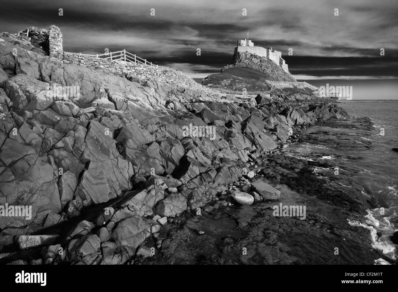 Lindisfarne Castle, costruita su un affioramento di origine vulcanica, è una delle più famose vedute del nord-est dell'Inghilterra. Essa fu costruita da K Foto Stock