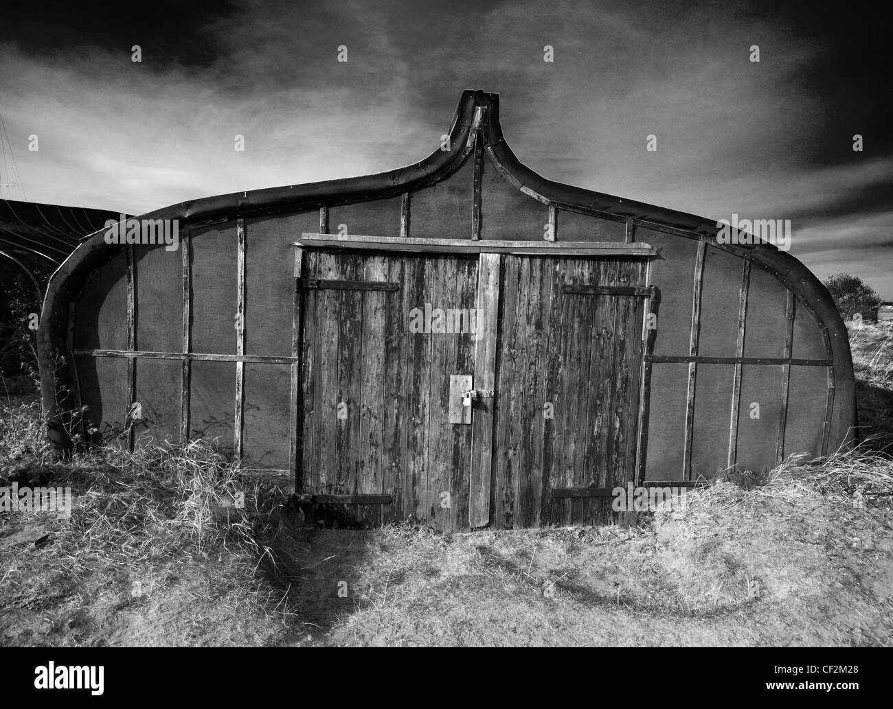 Una vecchia barca aringhe convertito in un capannone sul Santo Isola di Lindisfarne. Foto Stock