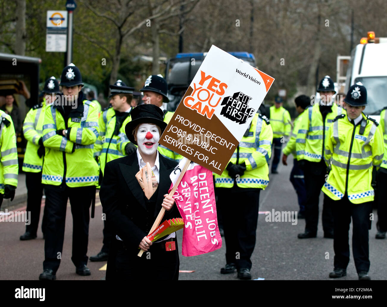 Una donna tenendo un cartello e dimostrando durante il vertice del G20 a Londra. Foto Stock