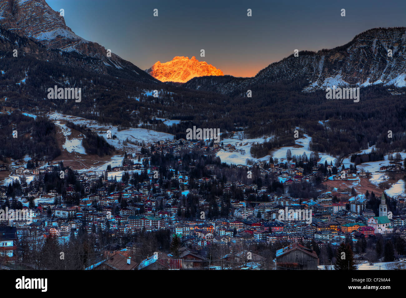 Vista di Cortina D'Ampezzo, Veneto al crepuscolo, Dolomiti, Italia, Europa Foto Stock