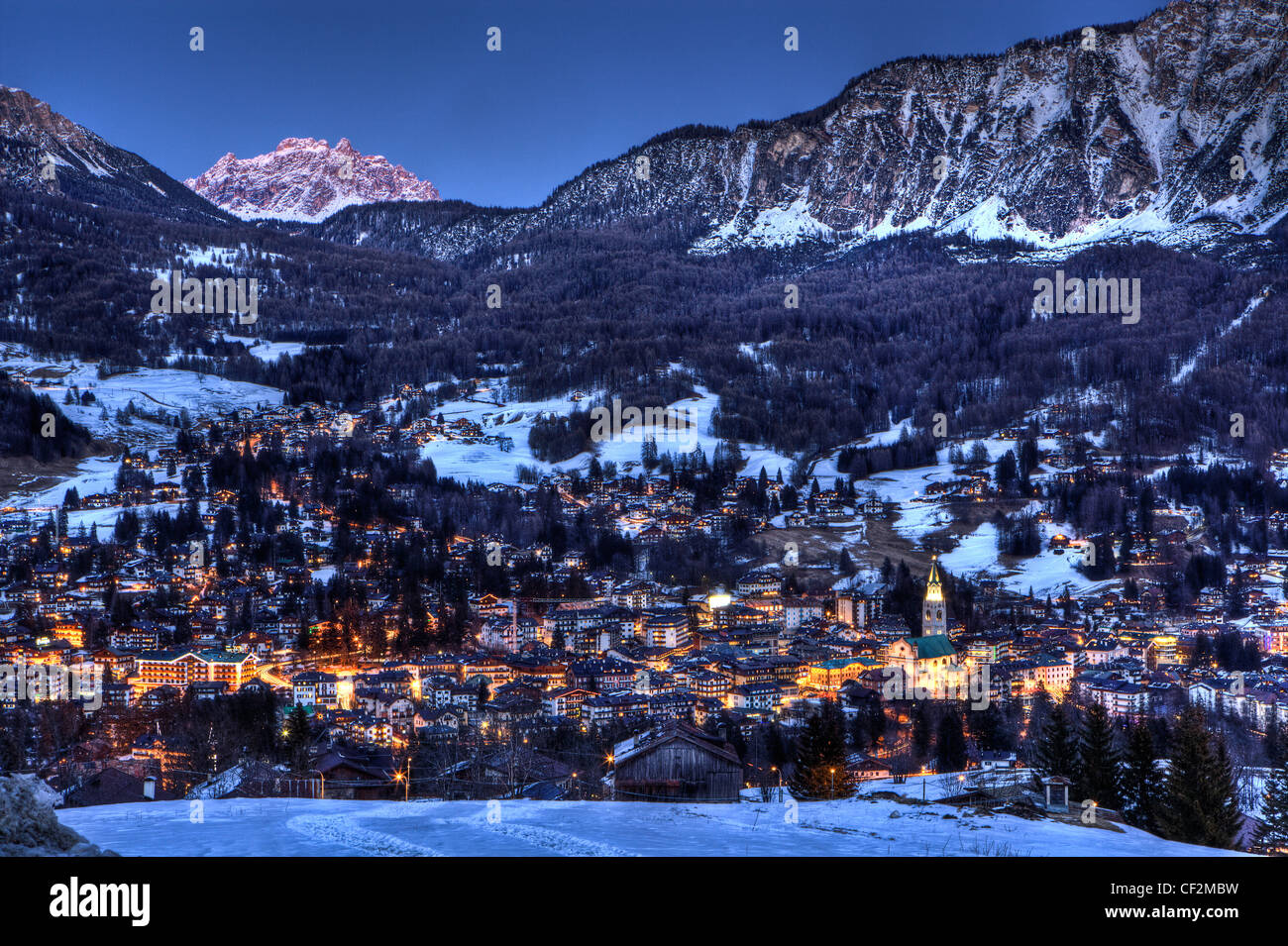 Vista di Cortina D'Ampezzo, Veneto al crepuscolo, Dolomiti, Italia, Europa Foto Stock