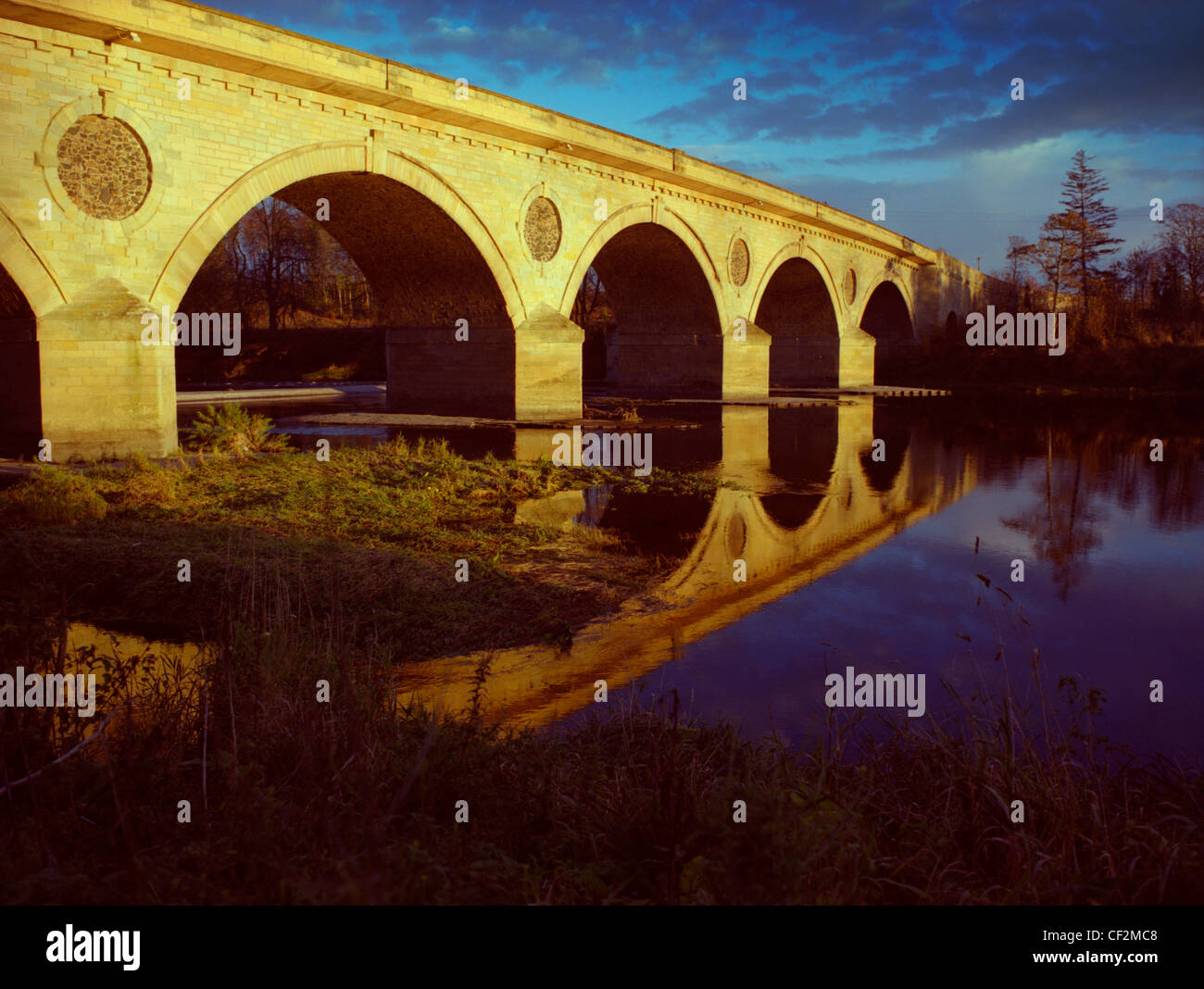 Coldstream ponte che attraversa il fiume Tweed per collegare Coldstream in Scozia con Cornhill On Tweed in Inghilterra. Fu qui che Foto Stock