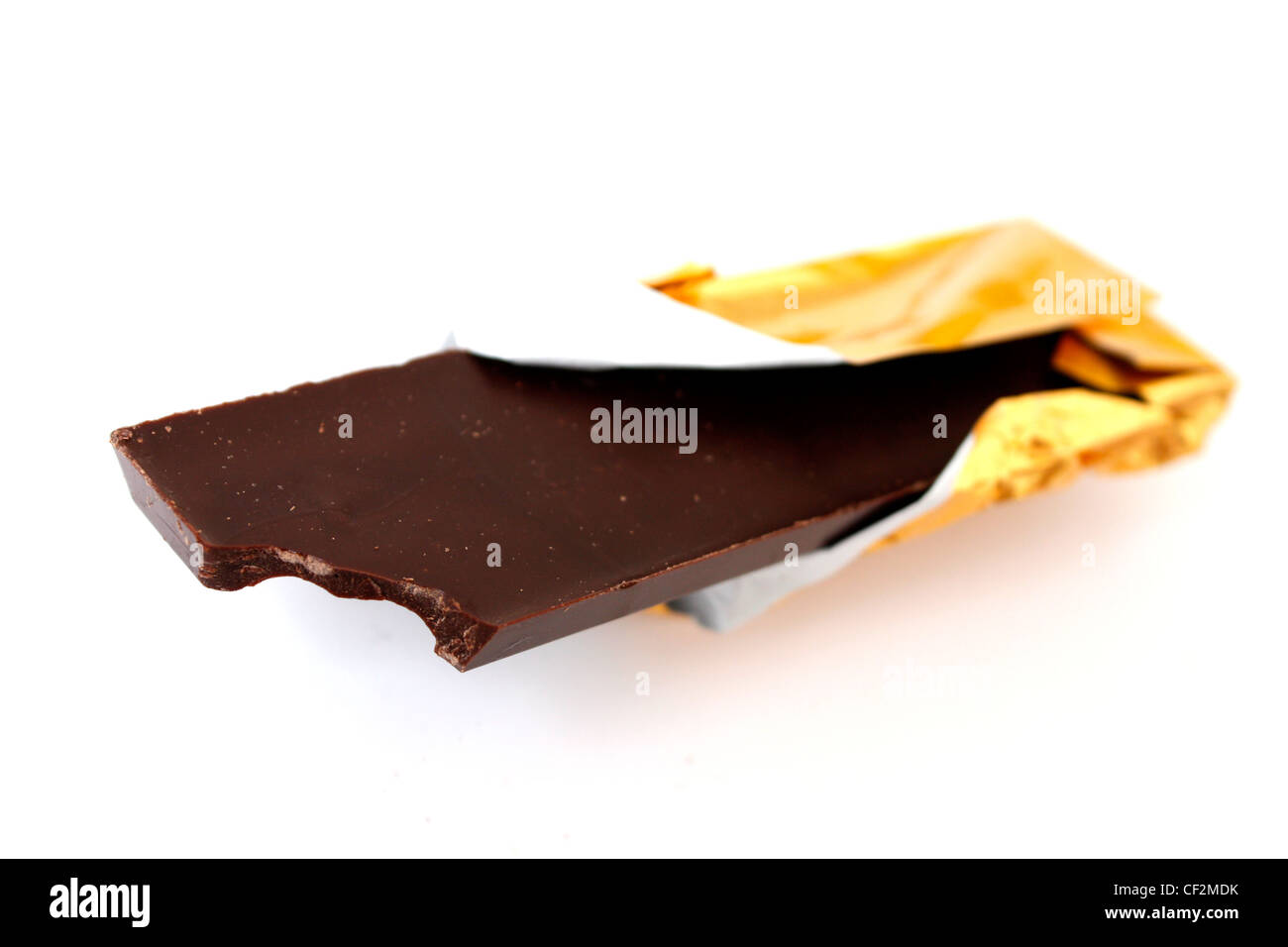 Un dark chocolate bar su bianco Foto Stock