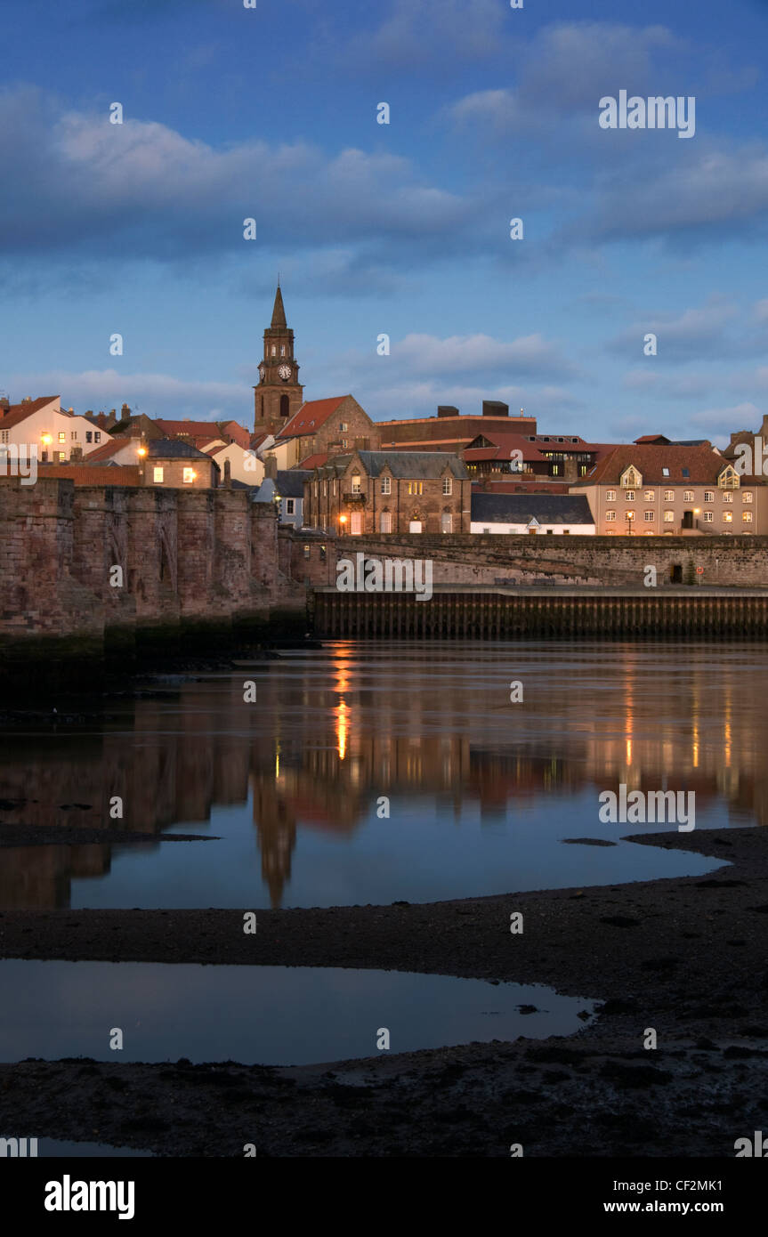 Vista del tramonto di Berwick Bridge (Ponte Vecchio) costruita tra il 1611 e il 1624, e mura di Inghilterra del la maggior parte delle città del nord, Berwic Foto Stock