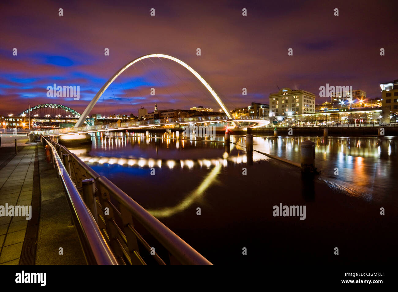 Gateshead Millennium Bridge sul fiume Tyne, un ponte pedonale e ciclabile che collega la ri-sviluppato waterfronts di Gateshead Foto Stock