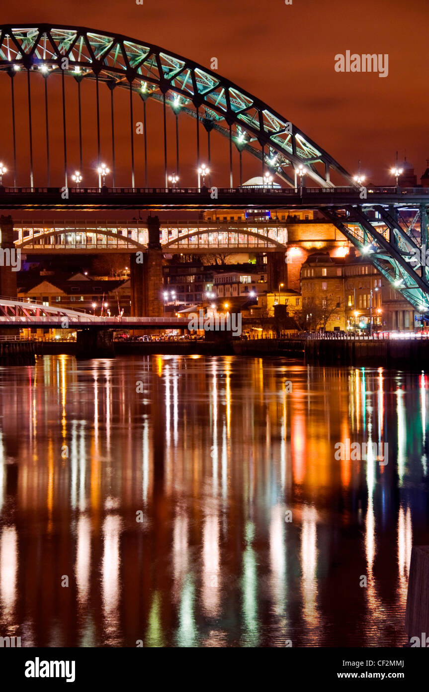 Vista serale del famoso Tyne ponti che attraversano il fiume Tyne link a Newcastle upon Tyne sul lato nord di Gateshead Foto Stock