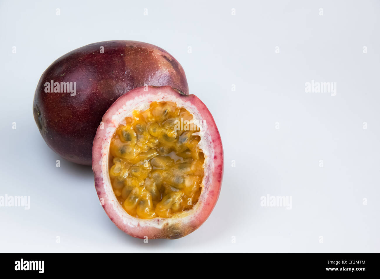 Il frutto della passione viola mezza dimensione carne giallo Foto Stock