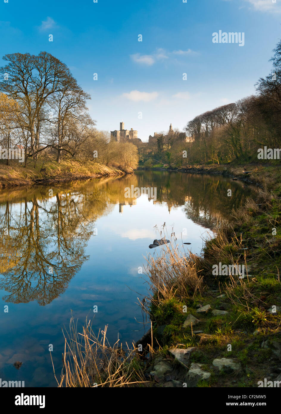Vista lungo il fiume Coquet ai ruderi del castello di Warkworth. Foto Stock