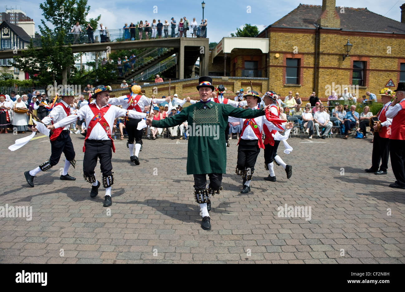 Morris ballerini eseguono a Leigh Folk Festival, la più grande del festival del folk libero nel paese. Foto Stock