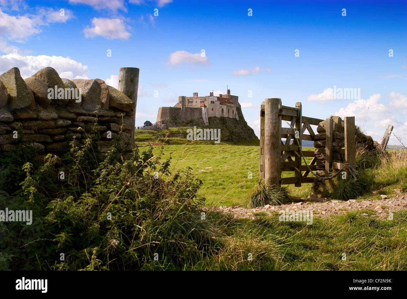 Lindisfarne Castle costruito dal Re Enrico VIII a guardia della flotta ancoraggio nel porto di Isola Santa. Il castello è costruito su un Foto Stock