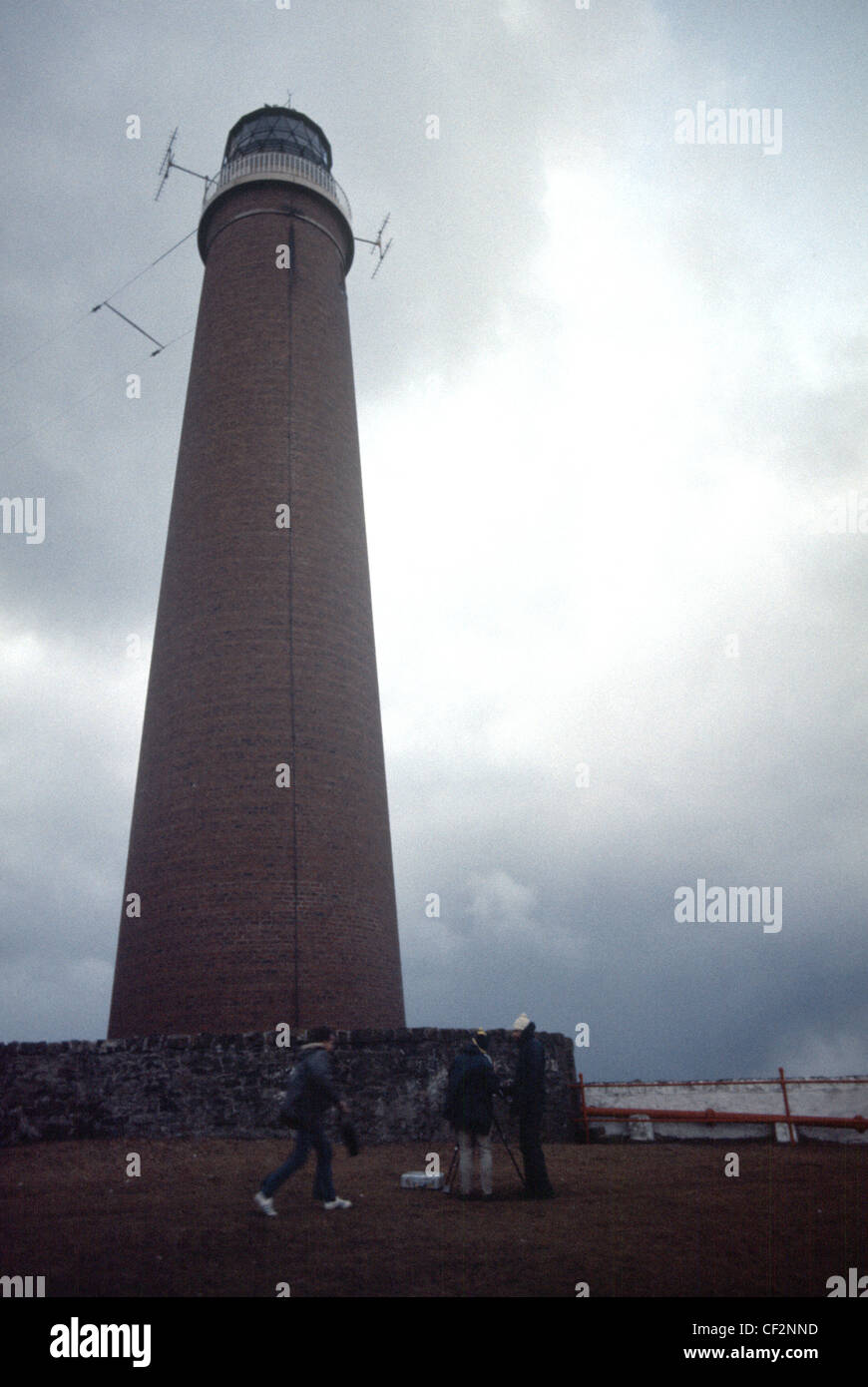 Vista del faro sul livello di massa con antenna attaccata Foto Stock