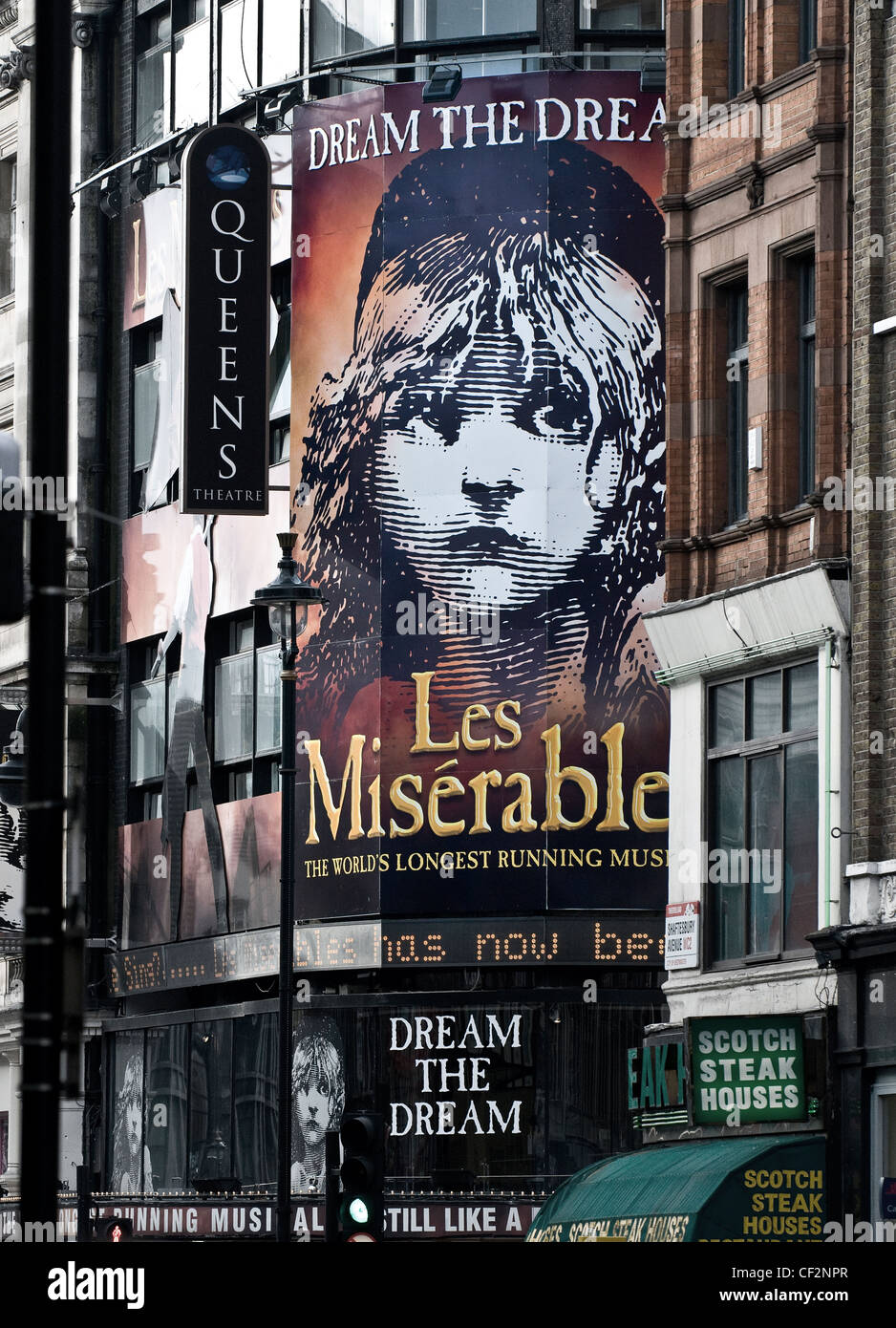 Un grande Les Miserables banner sulla parte esterna del Queens Theatre in Shaftesbury Avenue. Foto Stock