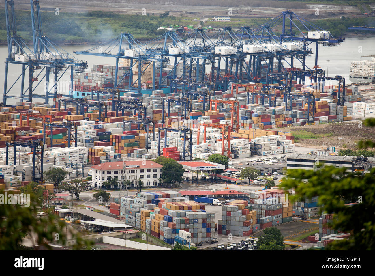 Contenitore e gru presso il porto di Puerto de Balboa, Panama City, Panama, America Centrale Foto Stock