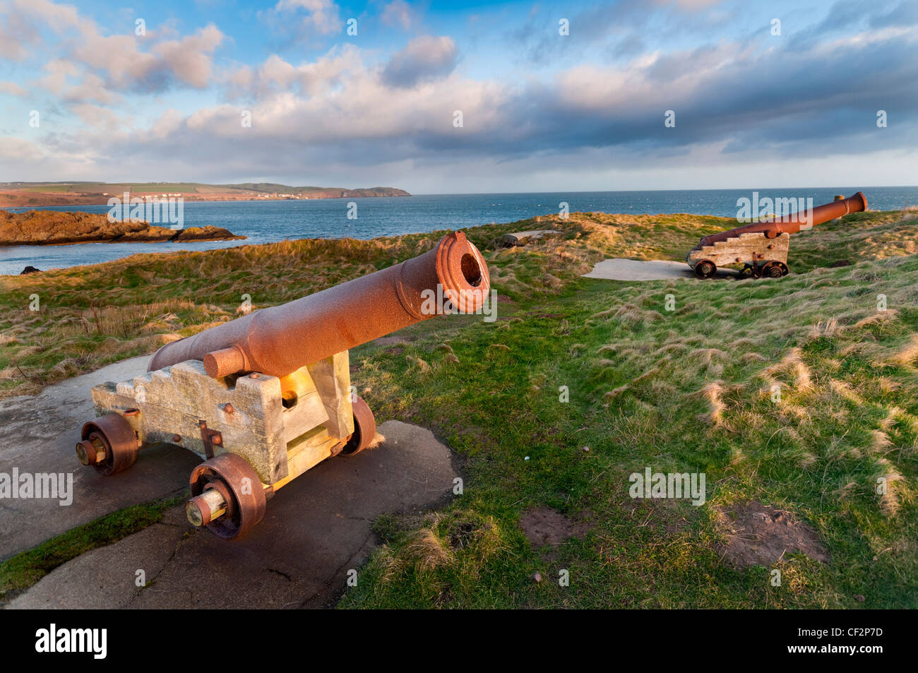 I cannoni a King's Mound, una fortezza eretta da protettore Somerset nel 1547, si affaccia Eyemouth Harbour. Foto Stock