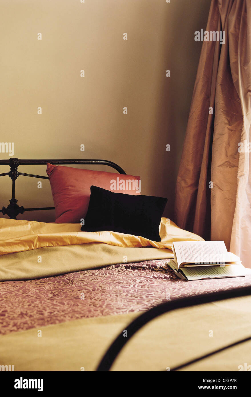 Mondo materiale questo autunno è di tendenza decorativa, la miscelazione di differenti tessuti pitture e rivestimenti murali per creare una drammatica e Foto Stock