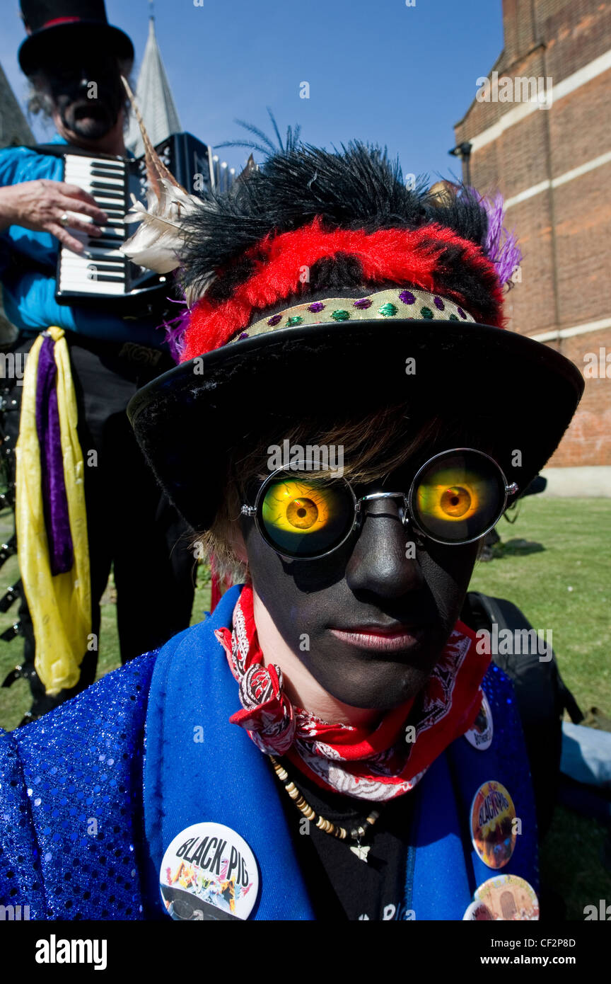 Un ballerino di Morris dal suino nero confine Morris all'annuale Festival spazia in Rochester. Foto Stock