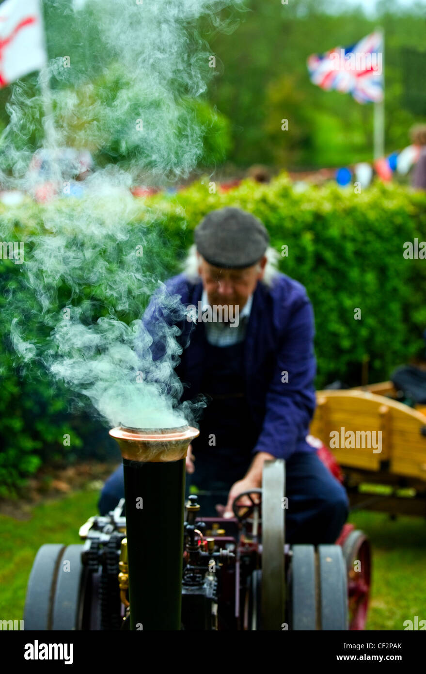 Un uomo alla guida di una miniatura con trazione a vapore il motore il Audley End Gala vapore 2011. Foto Stock