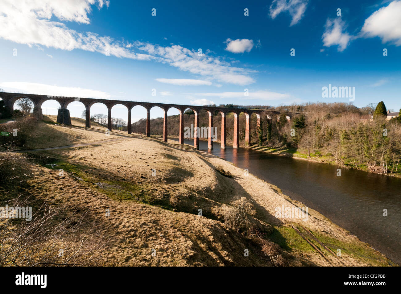 Leaderfoot viadotto, un viadotto ferroviario aperto nel 1863 sul fiume Tweed. in Scottish Borders, Scotland, Regno Unito. Si tratta di 2,5€¨¬®" Foto Stock