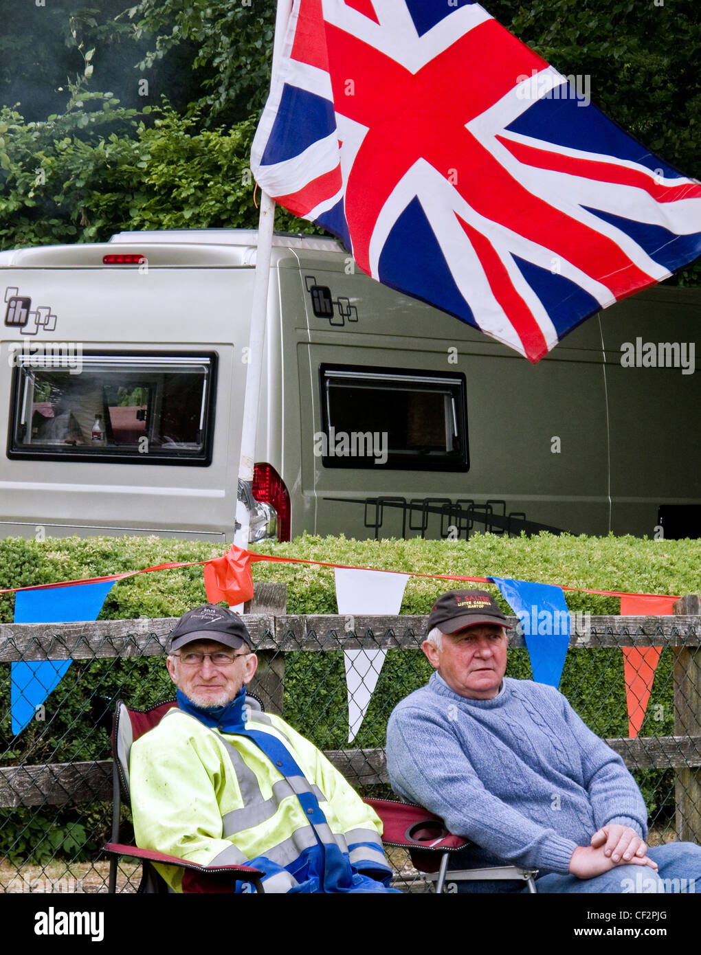 Due uomini seduti sotto una bandiera europea al Audley End Gala vapore 2011. Foto Stock