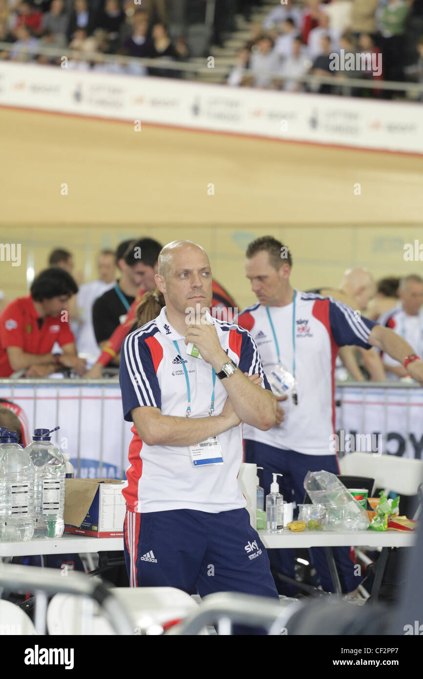 Dave Brailsford David performance manager di Team Sky GB al London velodromo olimpico Foto Stock