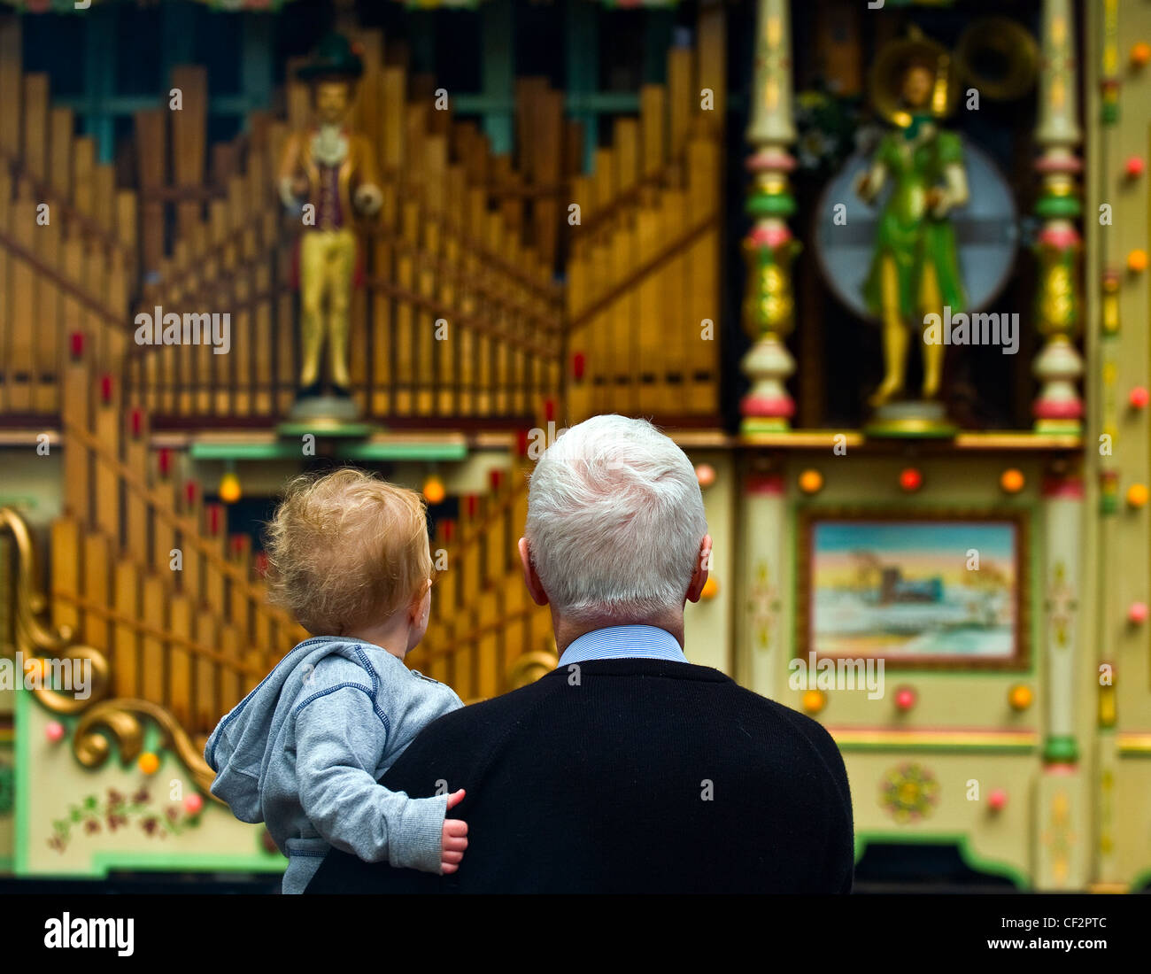 Un nonno e nipote guardando un organo di vapore al Audley End Gala vapore 2011. Foto Stock