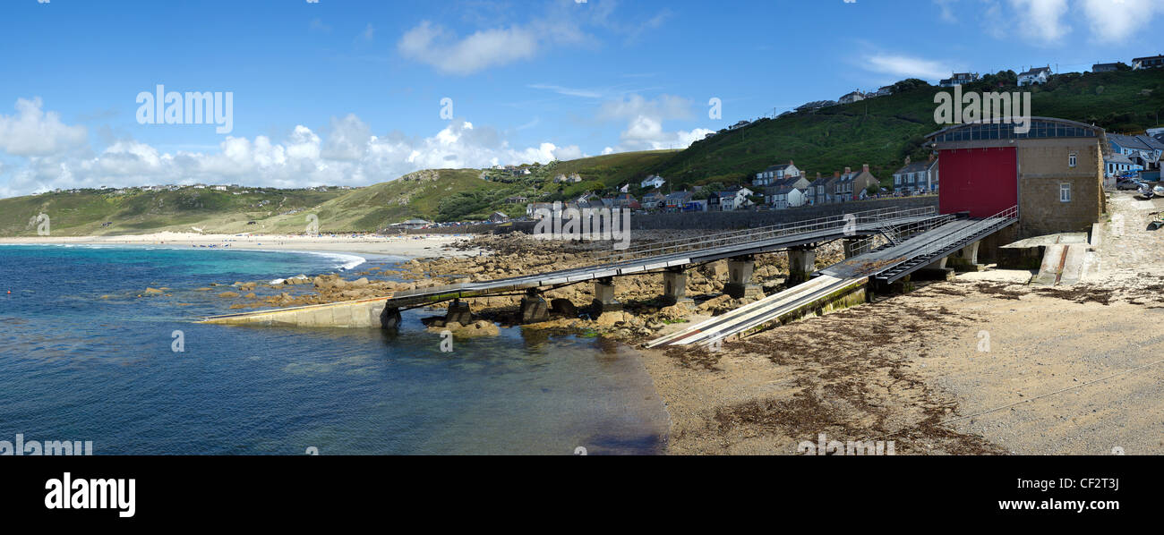 Una vista panoramica di Sennen Cove con il Sennen Cove scialuppa di salvataggio stazione. Foto Stock