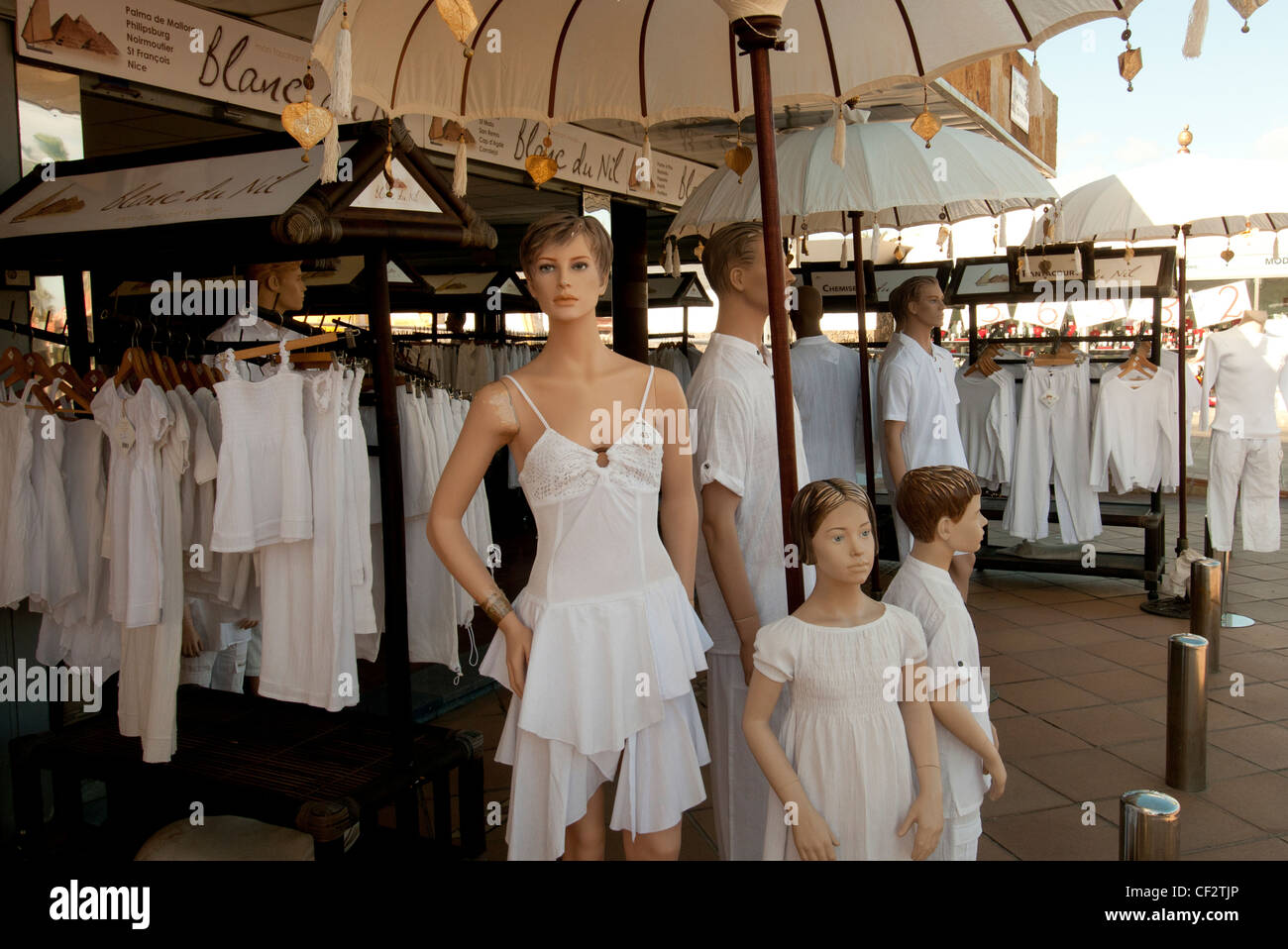 Negozio di abbigliamento vendita abiti bianchi, manichini Foto stock - Alamy