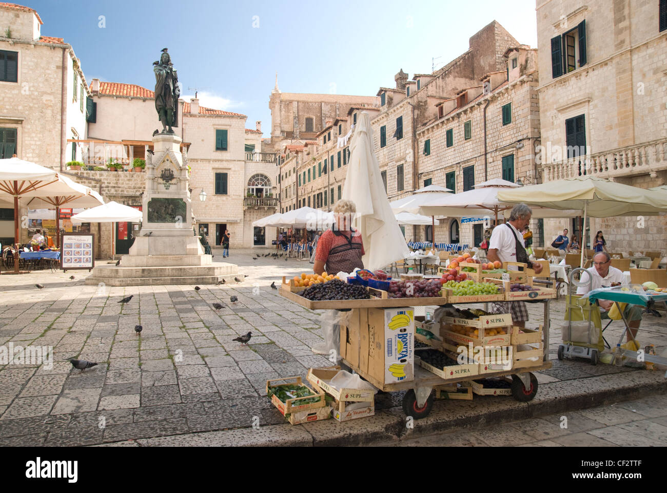 Una vista su Piazza Gundulic e la mattina mercato della frutta a Dubrovnik Foto Stock