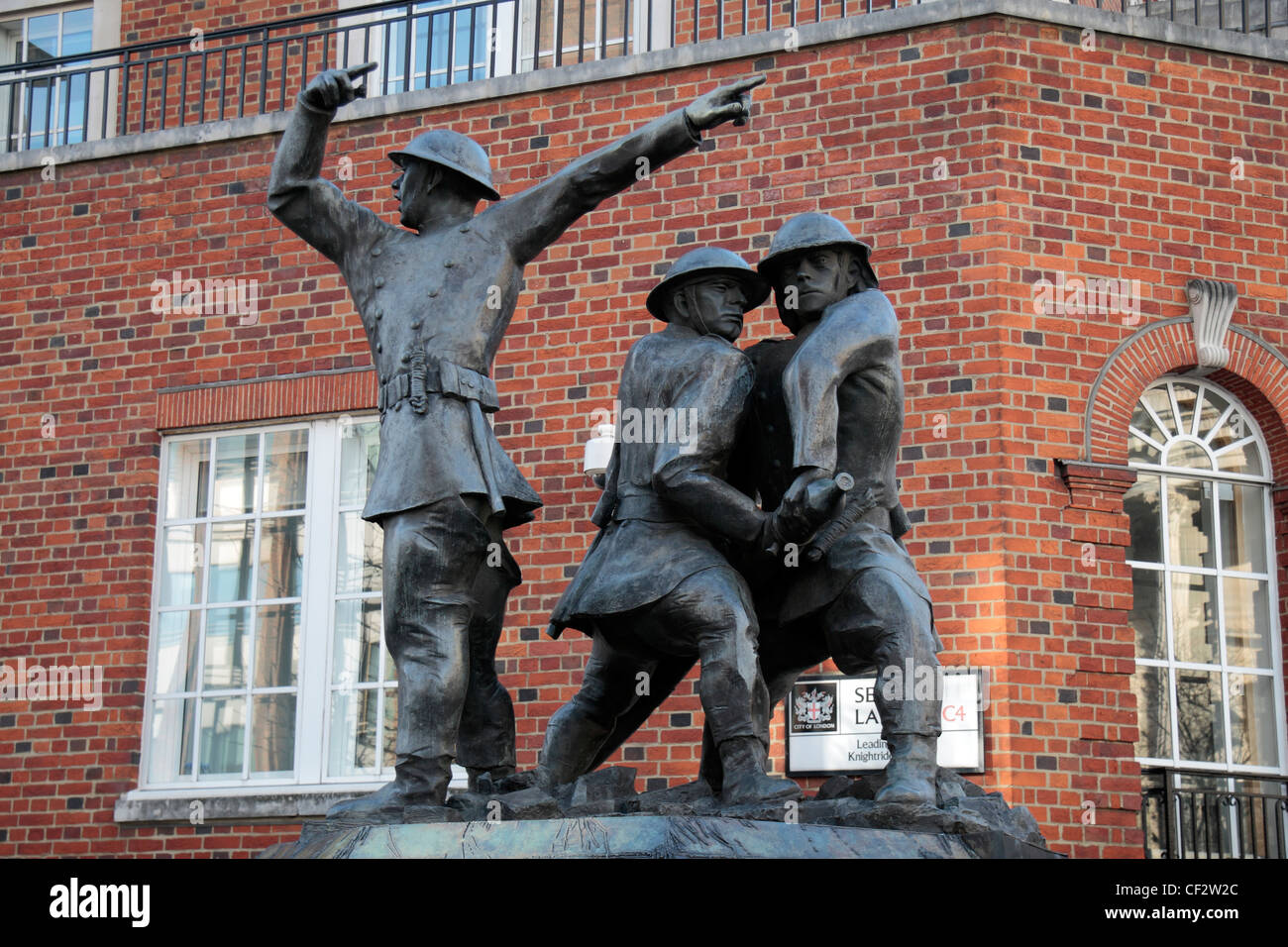 I Vigili del Fuoco Nazionale Memorial con la cupola della cattedrale di St Paul dietro, Londra. Foto Stock