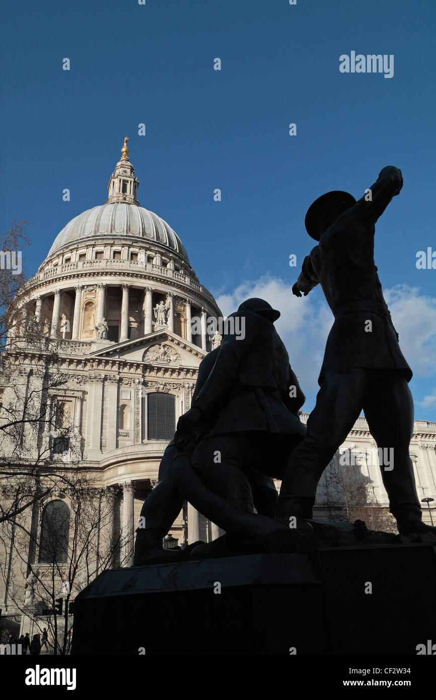 I Vigili del Fuoco Nazionale Memorial con la cupola della cattedrale di St Paul dietro, Londra. Foto Stock