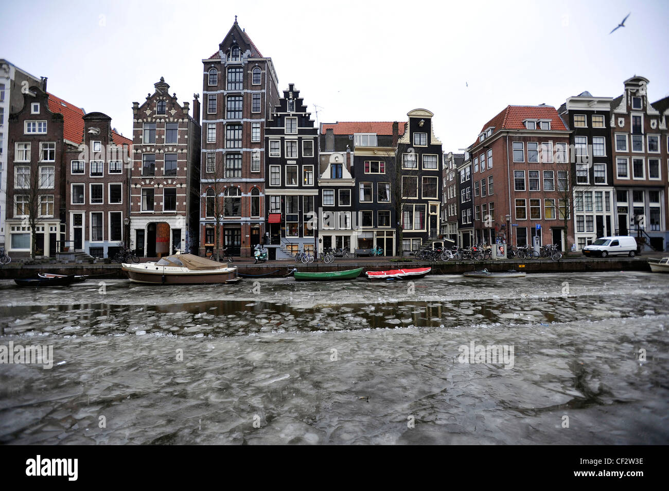 Tipici edifici di Amsterdam si affaccia su un canale congelati in Amsterdam, Paesi Bassi. Foto Stock