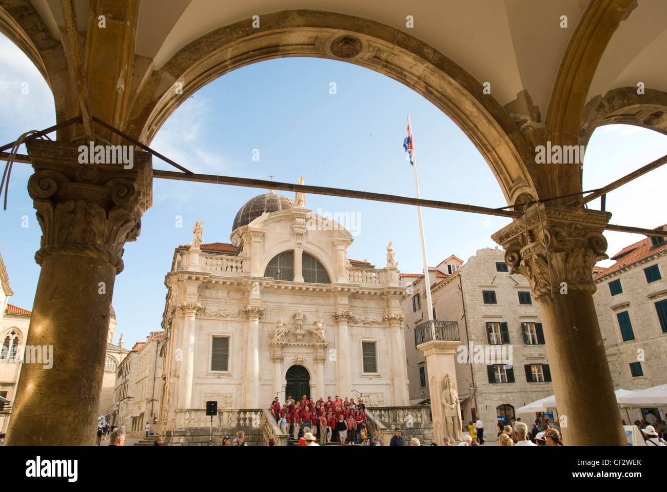 Una vista della cattedrale dell Assunzione della Vergine (Velika Gospa) in Dubrovnik iframed da un arco Foto Stock