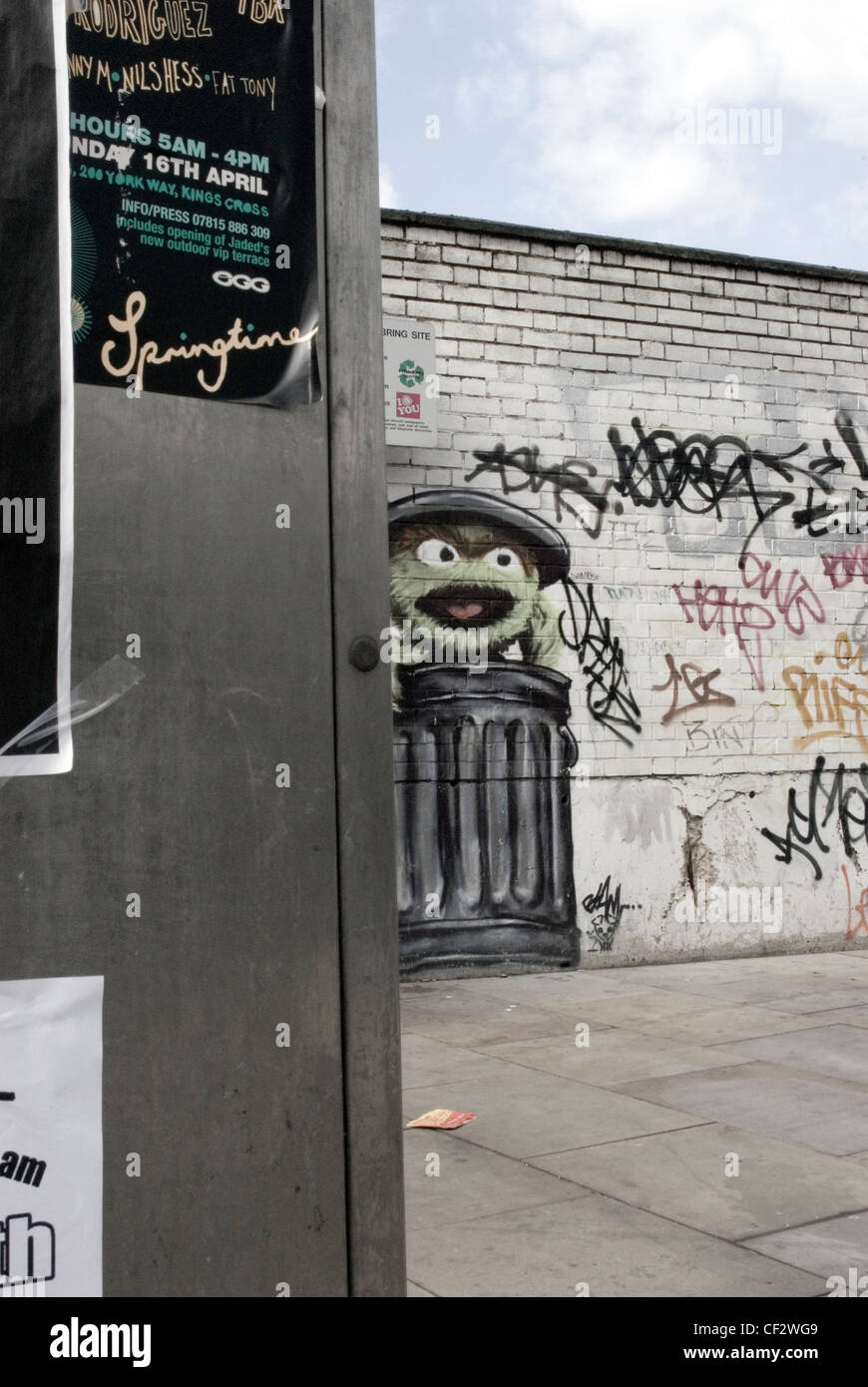 Nella casella Telefono e graffiti in Old Street. La parola "Graffiti" è il plurale di "graffito" e proviene dalla parola italiana ' Foto Stock
