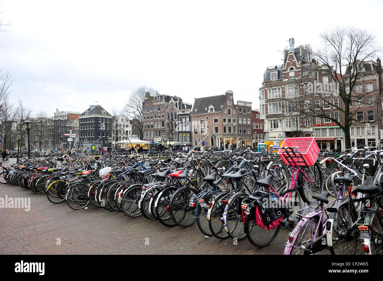 Le biciclette parcheggiate fuori Centraal Station in Amsterdam, Paesi Bassi. Foto Stock