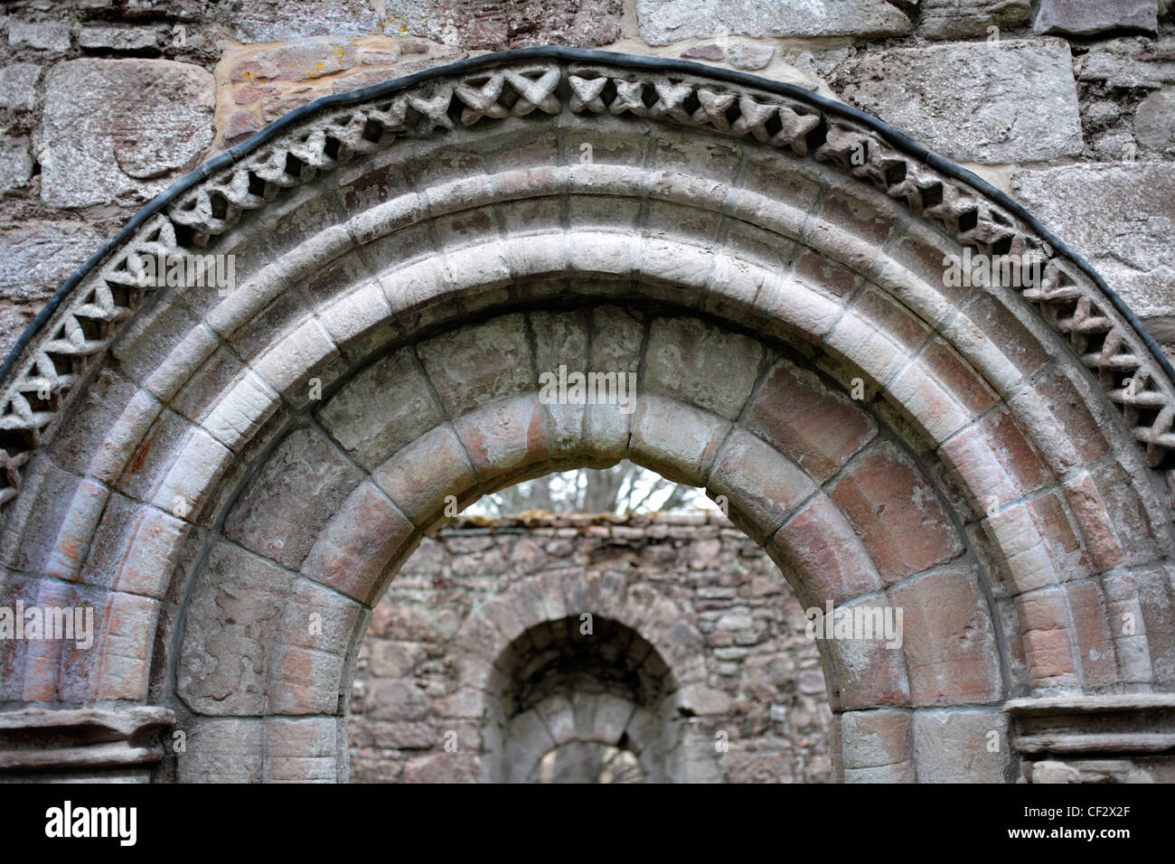 La parte superiore di un Norman portale ad arco nella parete sud del St Mary's Kirk Auchindoir costruito intorno al XIII secolo. Foto Stock