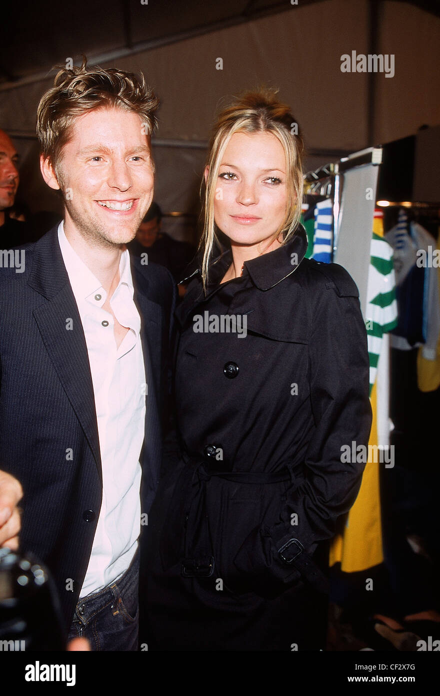 Backstage Milano Primavera Estate Burberry Modello Kate Moss e Burberry designer Chris Bailey closr permanente insieme a Kate Moss su Foto Stock