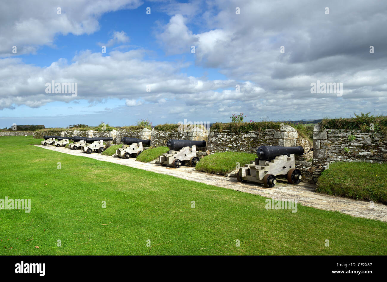 Esempi del xviii secolo e inizio del XIX secolo il cannone di nove pistola a batteria Pendennis Castle. Foto Stock