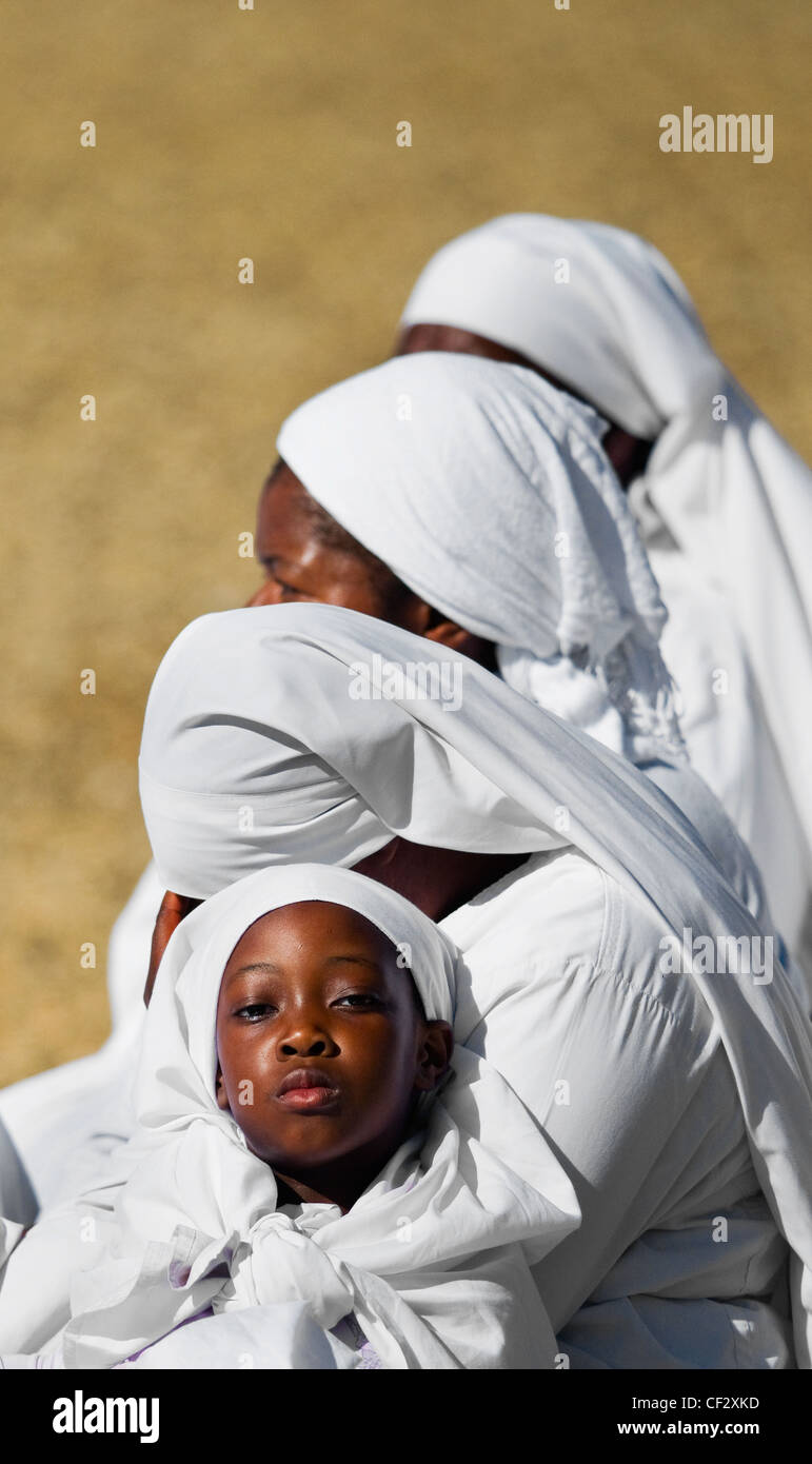 Una giovane donna membro della congregazione di una chiesa apostolica. Foto Stock