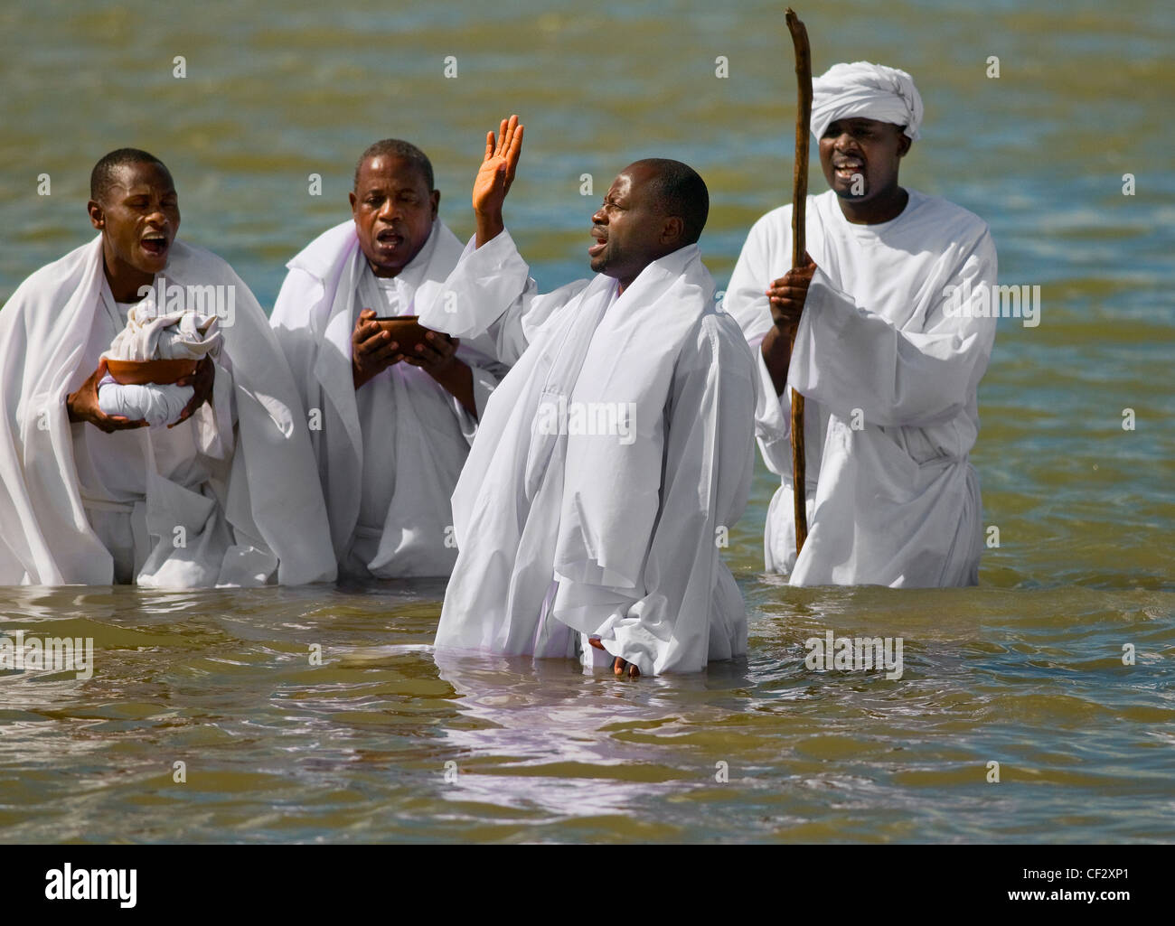 I membri di una chiesa apostolica la preparazione per un battesimo. Foto Stock