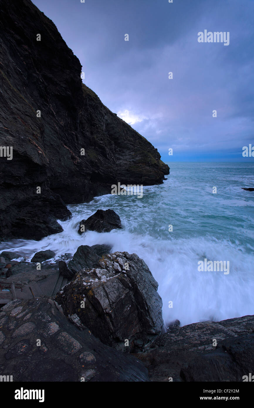 Robusto litorale, Tintagel Bay, Tintagel town, Cornwall County, England, Regno Unito Foto Stock