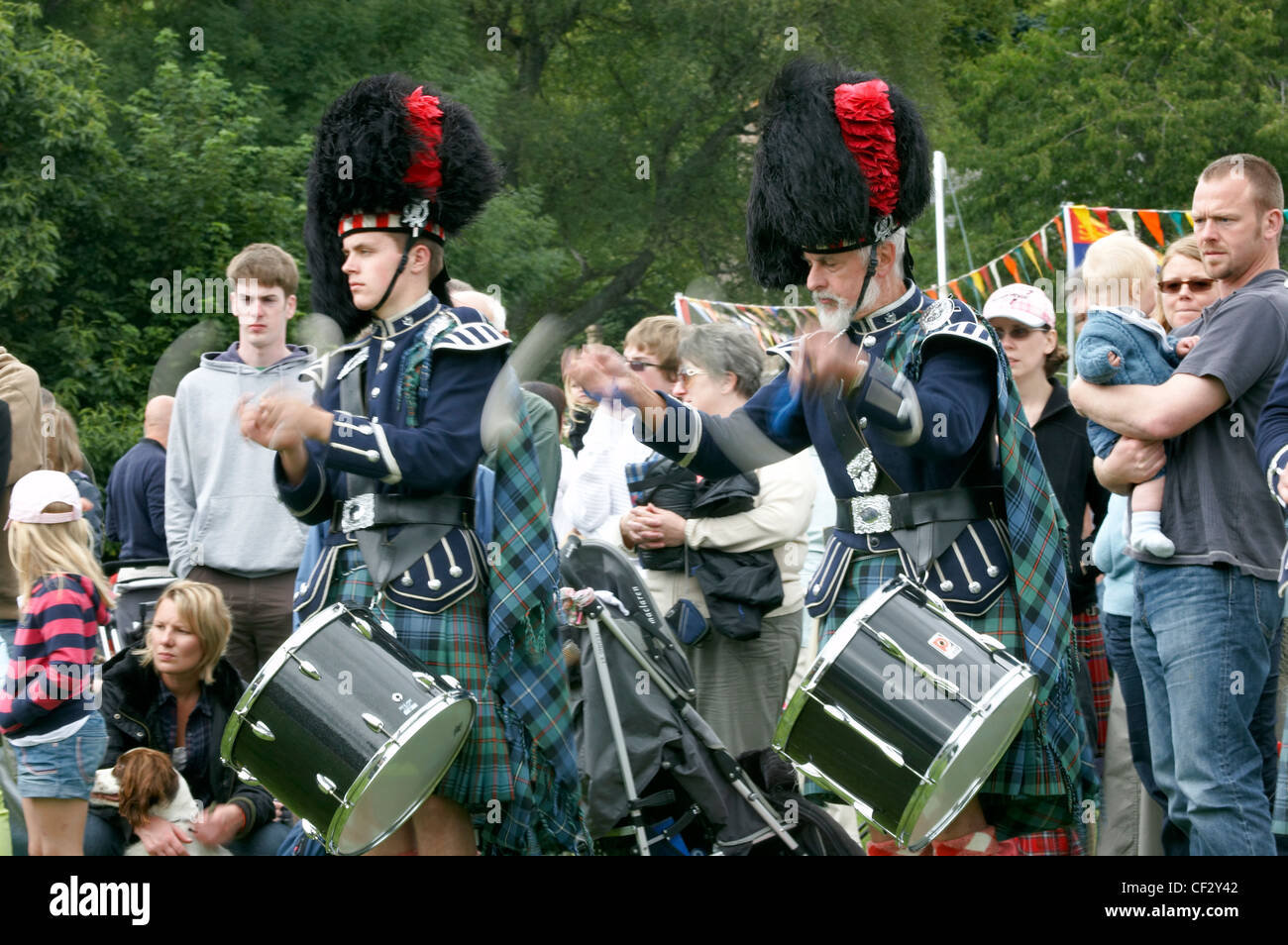 I percussionisti di eseguire in una pipe band al Lonach Raccolta e Giochi delle Highland, (fatturati come 'Äö√Ñ√≤ scozzesi amichevoli Highland Foto Stock