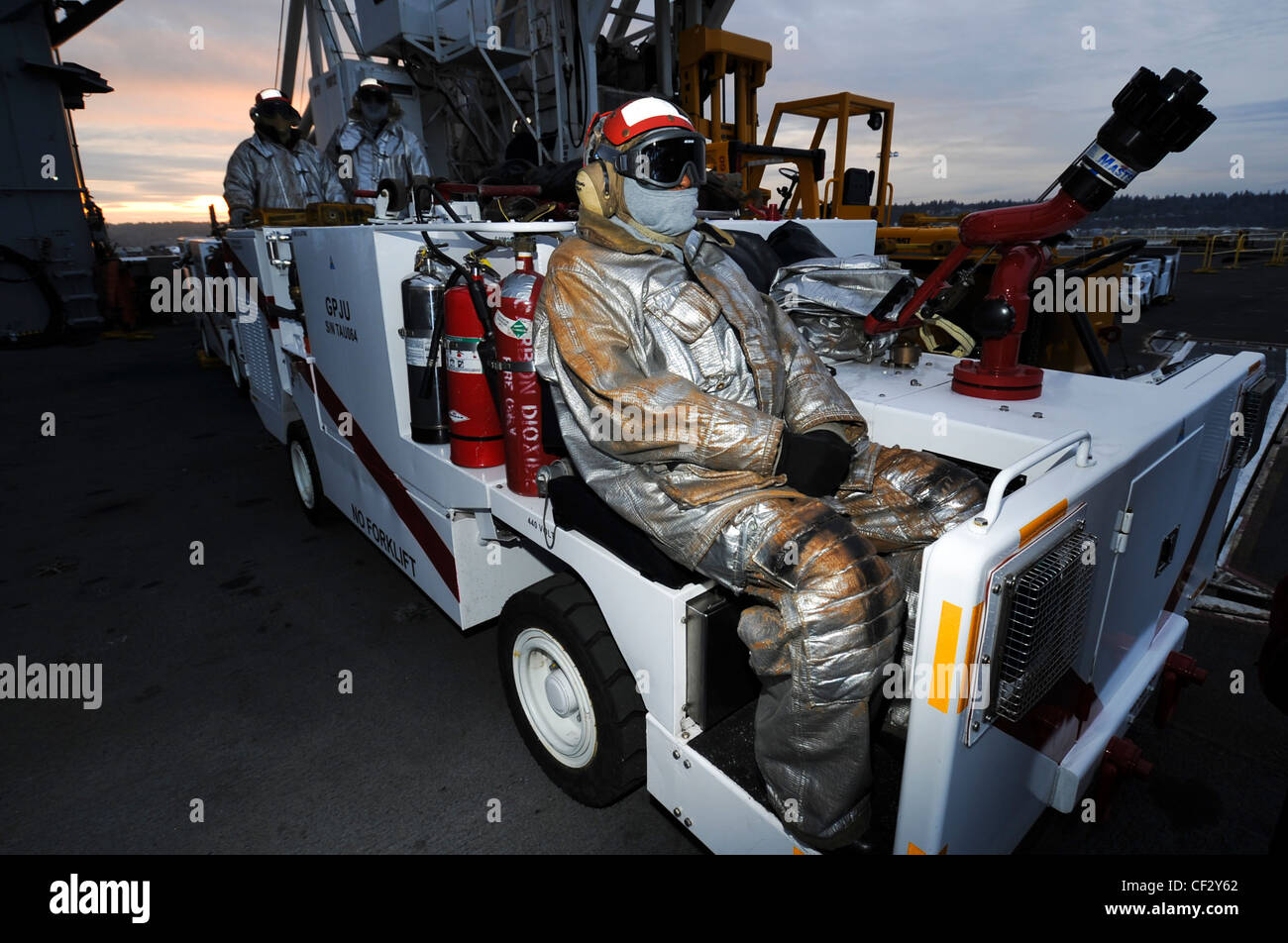 Portaerei USS Nimitz’ (CVN 68) Crash & Salvage team man la P-25 Mobile Firefighting Unit durante un volo simulato quarti. Nimitz sta preparando il ritorno in mare. Foto Stock