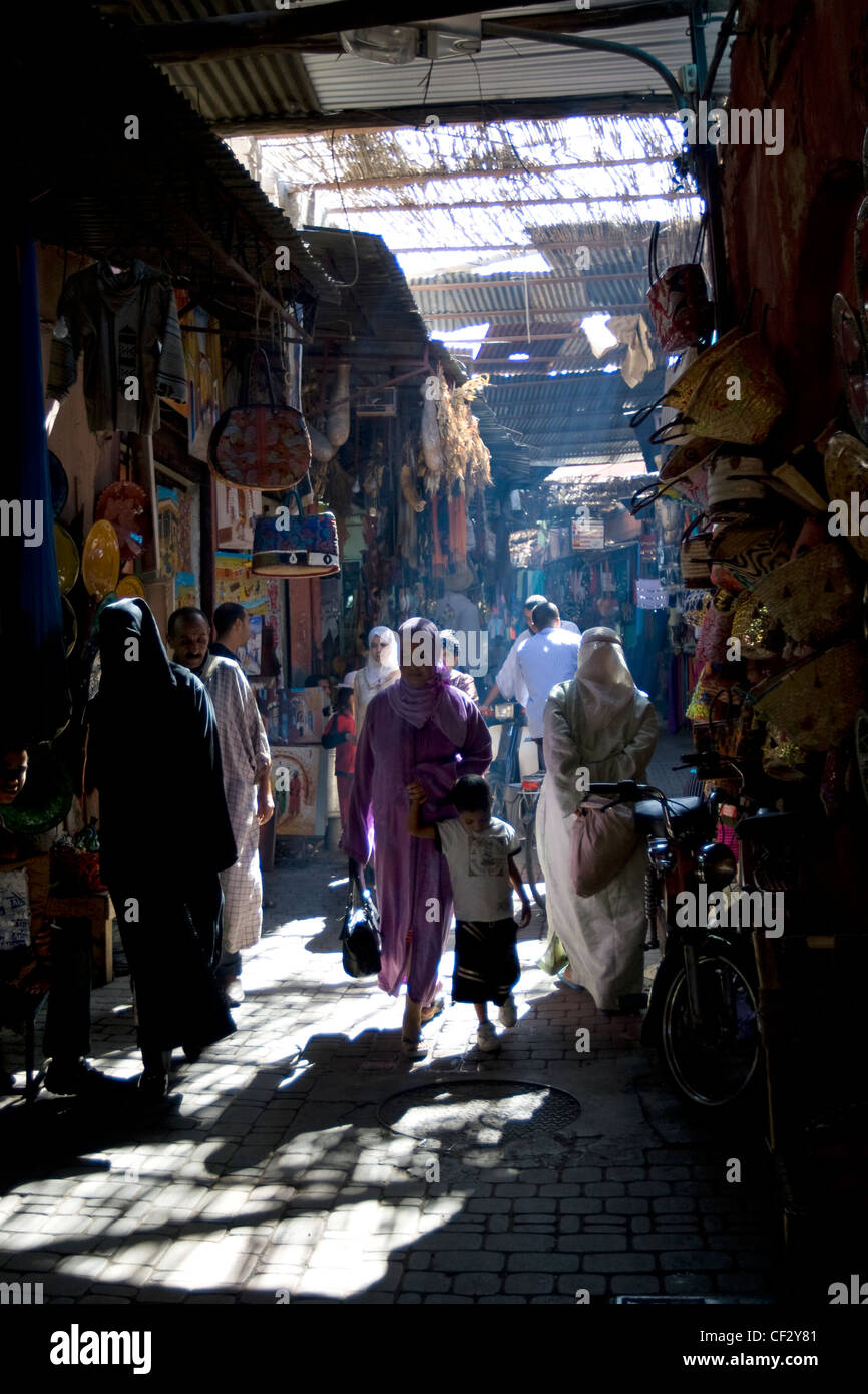 La madre e il figlio a piedi attraverso - Djemaa el Fna, il famoso mercato di Marrakech, Marocco Foto Stock