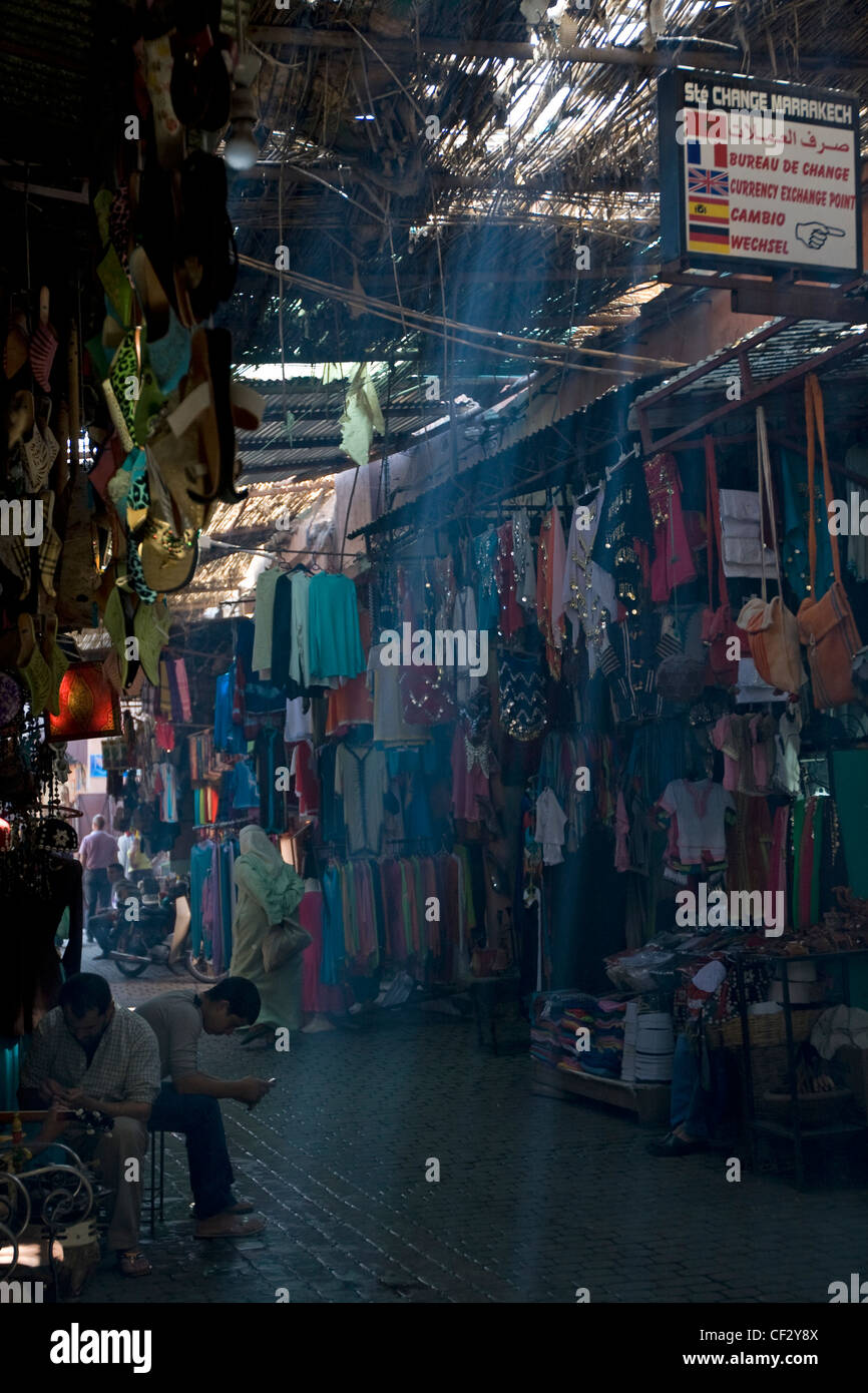 I titolari di stallo e venditori di attesa per i clienti presso la famosa Djemaa el Fna, mercato di Marrakech, Marocco Foto Stock